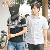 屯門<br>探員押解一名被捕黑漢返其屯門寓所搜查。（文健雄攝）