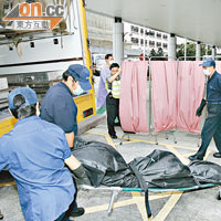 仵工將死者遺體舁送殮房。（李國健攝）