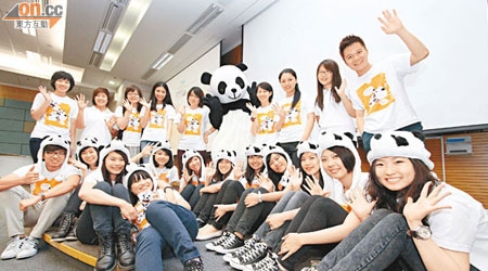 一眾大學生為保育大熊貓獻出一分力。（吳啟偉攝）