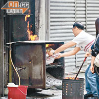 每逢清明及重陽時節，孝子賢孫均會拜祭先人。