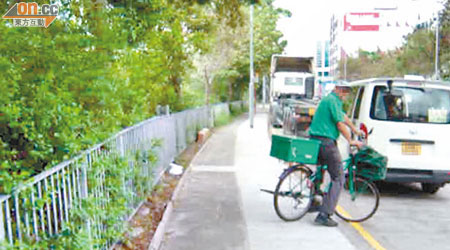 郵差涉無視法例，公然在行人路上騎單車馳騁。（讀者提供）