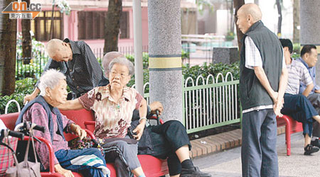 報告建議研究提高退休年齡應付人口老化，但無具體時間表。