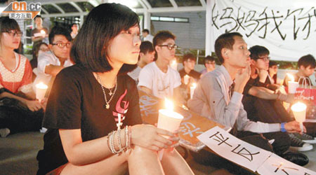 一批城大學生在校園舉行燭光晚會，悼念六四事件廿三周年。（何天成攝）