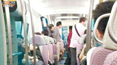 兩列車乘客擠在同一列車，逼上加逼。（讀者提供）