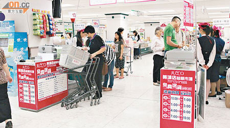 食安中心在黃埔花園吉之島超市抽驗美國鮮蠔含鎘超標。（翁志偉攝）