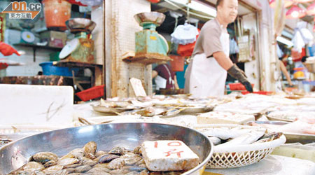 有人將摸得的本地蜆送到蝴蝶邨街巿寄賣。（文健雄攝）