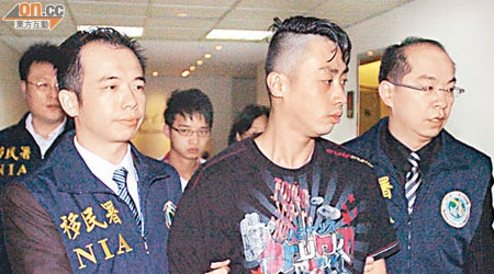 周展弘（前中）被台灣桃園機場人員拘捕。（張孝義攝）