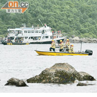 西貢 潛水意外<BR>消防員乘小艇在海面搜索。 （梁志雄攝）