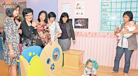 婦委會新任主席劉靳麗娟（左二）今年三月到新加坡考察期間，參觀當地託兒服務。（受訪者提供）