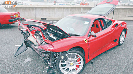 肇事法拉利跑車車頭嚴重損毀。（楊偉嶽攝）