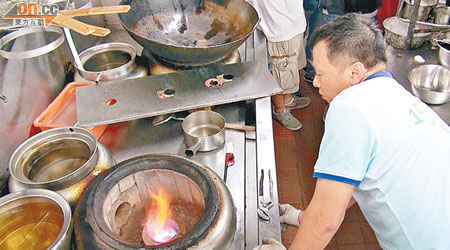 煤氣公司為受影響食肆提供石油氣及爐頭暫用。（吳欽旺攝）