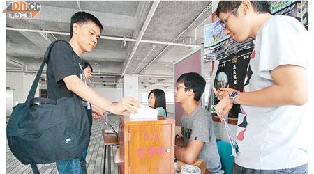 港大學生會昨啟動公投活動，罷免學生會會長陳冠康等多名幹事。（盧志燊攝）