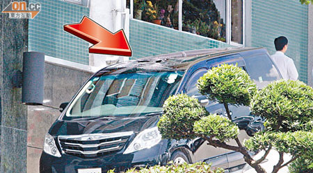 容祖兒的「JY」七人車，被磚塊擊穿天窗玻璃（箭嘴示）。（許錦雄攝）