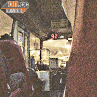 記者日前乘搭由旺角往荃灣的小巴，期間車速不斷飆升至時速九十二公里。