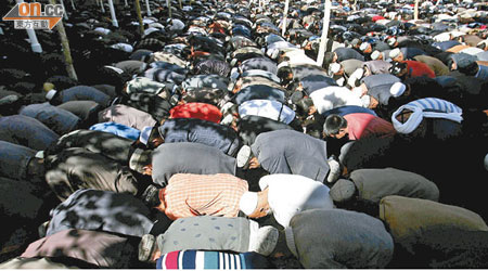維族人在和田市清真寺虔誠跪拜。（資料圖片）