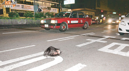 模特兒公仔的斷頭被棄鬧市馬路中央，不少駕駛人士被嚇一驚。（周宏杰攝）
