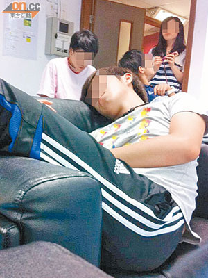 有教院學生因入夜交通不便，被迫瑟縮一角睡覺休息。（被訪者提供）