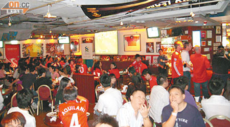 每逢大型足球比賽，香港酒吧都會出現逼爆場面。