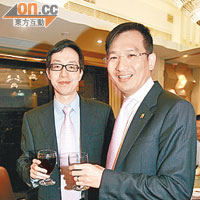 「清潔王子」甄韋喬（右）升呢做副主席，與同為副主席嘅盧金榮開心飲杯。
