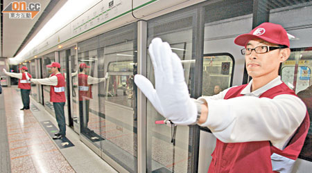 港鐵一直有宣傳勸籲乘客，當列車車門快要關上時，切勿衝門，免生危險。