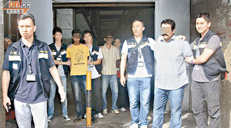 三名南亞裔懷疑非法勞工，被押返青衣工業中心調查。（梁志雄攝）