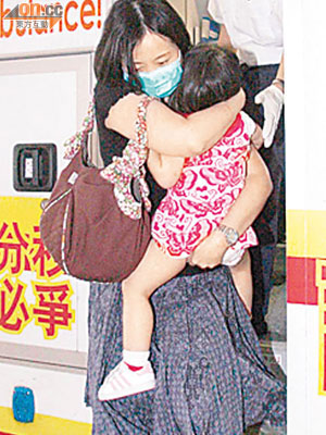 受傷女童由母親抱往醫院。 （馬竟峯攝）