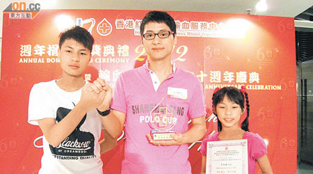 李兆楠（中）的捐血善行將與兒子（左）「拍住上」。（張美蘭攝）