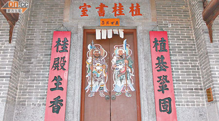 門神自劈<BR>植桂書室門前右門神秦叔寶的刀鋒向門內，被指「貼錯門神」。