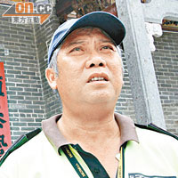 黎桂棠表示，黎屋村村民先後生病，疑與「貼錯門神」有關。