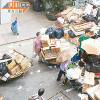 日間有大批市民將大量廢紙送往回收商變賣。（讀者提供）
