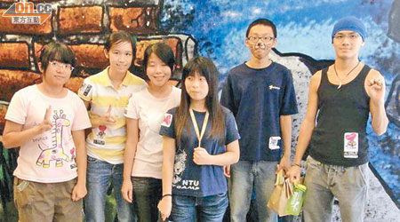蘇浩德（右一）在台灣攻讀期間與友人參觀不同展覽館。
