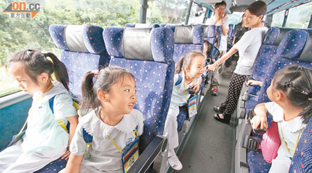 皇崗口岸香港關口昨日試行車上安檢措施，學童可「免落地」接受安檢。（蕭毅攝）
