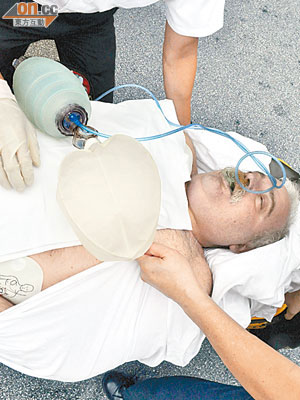 在直通車上昏迷的希臘漢，送院搶救證實不治。 （郭錦良攝）