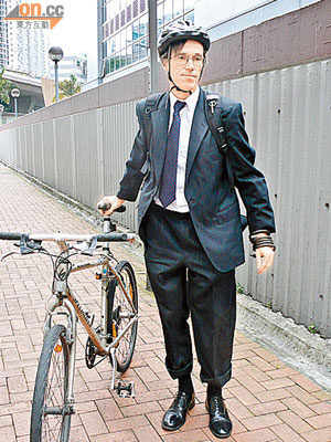 被告Martin Turner如常騎單車到法庭應訊。（李家翹攝）