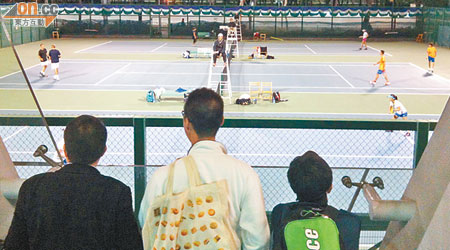 康文署轄下維多利亞公園網球場使用率高，不少上班一族皆指難以訂場