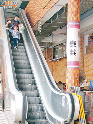 翠屏北邨的扶手電梯久未維修，居民須拾級上落。