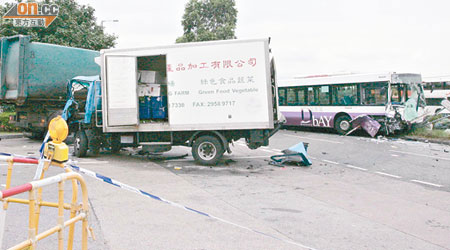 運菜貨車與巴士迎頭相撞後，退後五米險再撞及廢料車。（梁少恒攝）