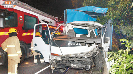 密斗貨車撞至嚴重損毀，車頭及車頂被劏開。（楊日權攝）