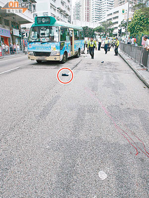 奪命車禍現場遺下血漬及死者的涼鞋（紅圈示）。（林少兒攝）