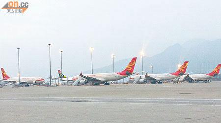 有市民發現，昨晚七時許，香港航空不尋常地有四架飛機同時停泊在赤鱲角機場停機坪。（讀者提供）