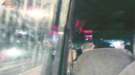 極速<br>通宵時段，車輛較疏落，於屯門公路其中一段，司機踩盡油門，時速顯示九十四公里。