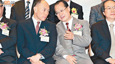 霍震寰（左）話唔知胞弟霍震宇在場。右為中華總商會會長蔡冠深。