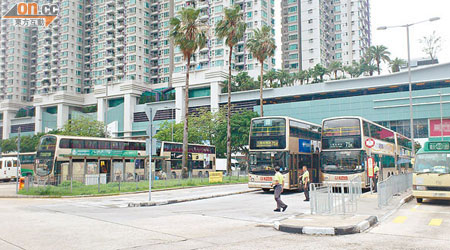 75X線九龍城總站不設上蓋，乘客大呻不便。