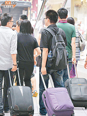 市民拖篋出門旅遊或遊學已十分普遍。（伍鎮業攝）