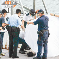 警方在油柑頭對開海面撈獲一具男屍。（王命源攝）
