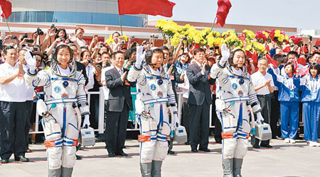 三名航天員劉洋（左）景海鵬（中）及劉旺升空前向在場送行人士揮手。（中新社圖片）