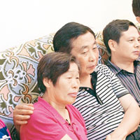 劉洋父母（左一及左二）在河南鄭州家中收看航天員出征儀式。（中新社圖片）