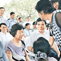 航天員劉旺的母親（左）在山西平遙家鄉為兒祝福。（中新社圖片）