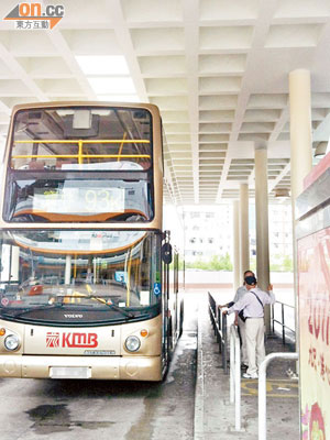 港鐵旺角東站巴士總站上蓋設計開孔，遇上天雨，候車乘客避無可避。