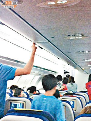 香港航空飛往峇里島的航班前晚延飛五小時，大批乘客滯留機上。（互聯網）